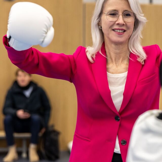 Maandag mocht ik fotograferen voor @wijdewestwijk tijdens het werkbezoek van minister Mona Keijzer @minister.vro  en staatssecretaris Juren Nobel @stass.szw 

Het was een inspirerende dag vol toffe momenten: van een podcast opnemen bij Level Up tot een energieke boksclinic met “Vechten met de Meiden”. Geweldig om te zien hoe deze initiatieven de verbinding onder jongeren versterken en echt iets betekenen voor de buurt. 
📸. #fotografie #wijdewestwijk #vlaardingen #documentaire